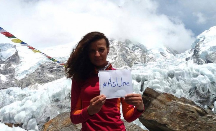 A Kosovar alpinist Arineta Mula supports DIA’s awareness campaign #AsUne (#NeitherI) that calls on voters not to vote for corrupted candidates    Everest, May 2017