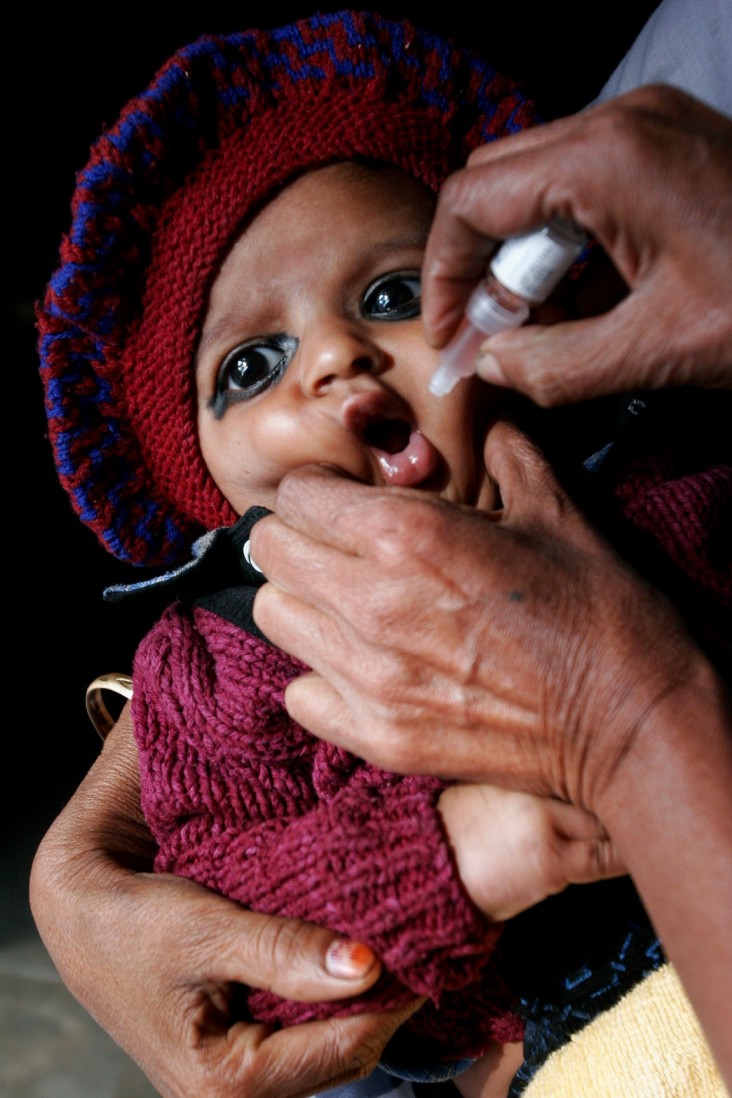 India Health worker administers polio drops in Bihar