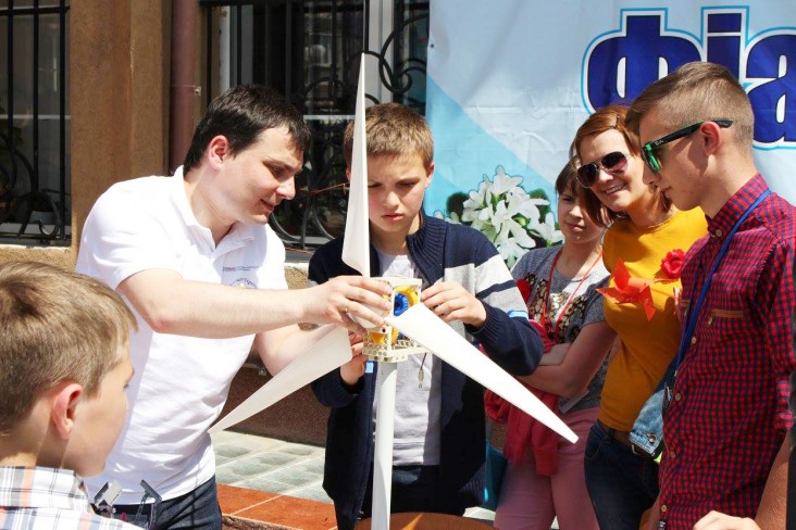 Під час проведення «Містечка USAID», представники проекту USAID МЕР показують дітям як зробити модель вітряної турбіни