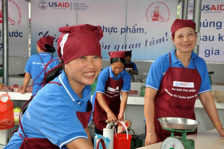 USAID hỗ trợ mô hình chợ hợp vệ sinh để giúp ngăn chặn lây lan dịch bệnh.