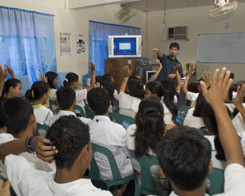 A Peace Corps volunteer leads a training session on computer programming in the Philippines.