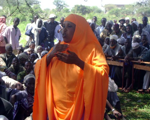 A Gari woman speaks at a community consultation on the draft peace accord in Hudet, Somali region, Ethiopia. USAID and Mercy Cor