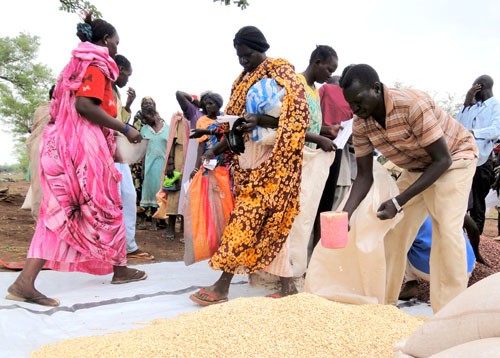 Internally displaced persons from Abyei receive government-donated food rations at Eyat camp, June 2011.  