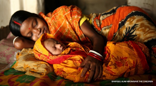 Image of a mother and her newborn baby in Bangladesh.