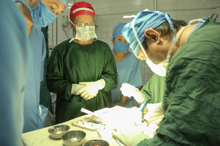 Dr. Geoff Tabin, center, observes a cataract surgery.