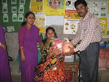 PRI Pradhan gives food to TB patient. Photo by Soumen Pandey, CARE.