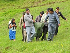 A pregnant woman is transported in a chacana by a rural doctor and her neighbors.