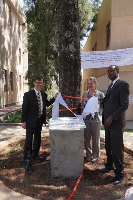 (l-r) U.S. Deputy Chief of Mission Peter Vrooman, KNCV Ethiopia Country Representative Eveline Klinkenberg, and Dr. Taye Tolera 