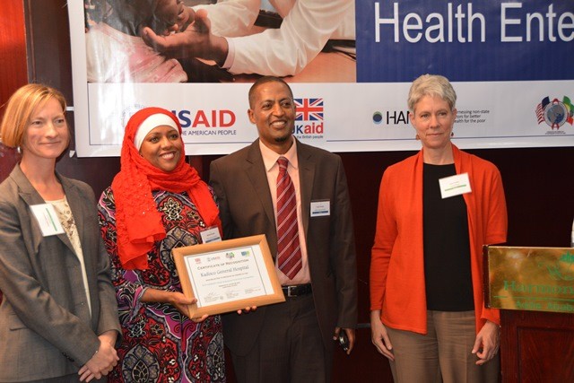 Angela Spilsbury, human development team leader for DFID (l) and Elise Jensen, health team leader for USAID (r), present a grant