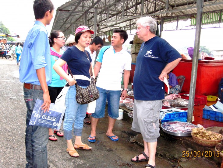 Tiến sĩ Đặng Thúy Bình (đứng giữa) và đối tác nghiên cứu là giáo sư người Hoa Kỳ đang thảo luận tại một khu chợ cá.