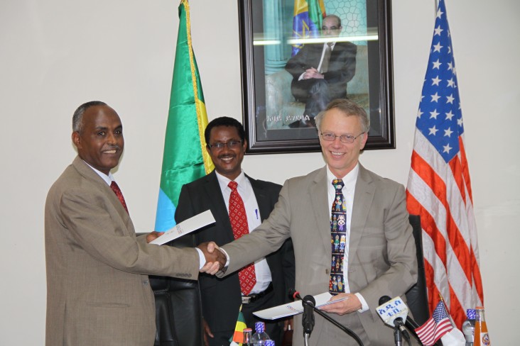 Addis Ababa Deputy Mayor Abate Sitotaw (left) and USAID Mission Director Dennis Weller shake hands after signing a new agreement