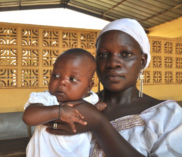 Kadidia Dembélé with her newborn at a health clinic in Bamako, Mali