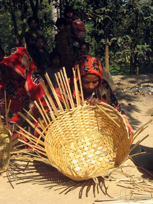 Halima Khatun and her group in Medha Kachhapia make bamboo baskets.