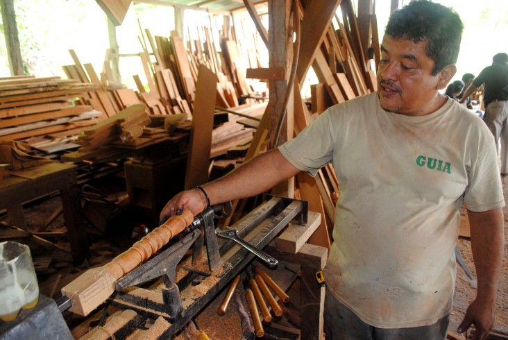 Rocaél Peña, a carpenter and woodworker in Uaxactún, demonstrates some of the new tools and techniques.