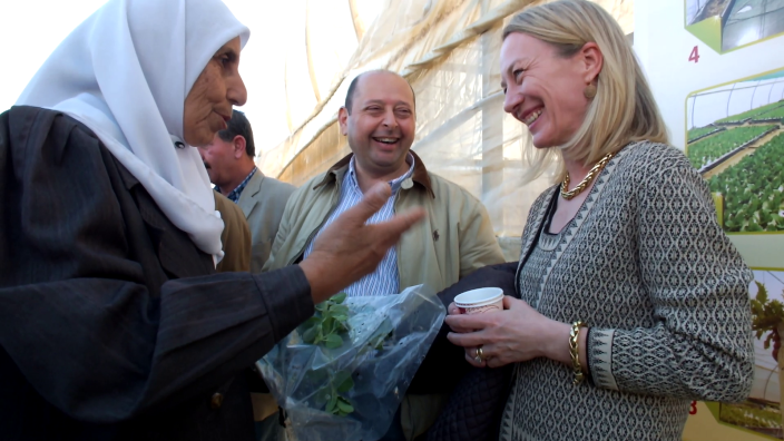 A Bani Kananeh resident explains the potential of hydroponic thyme production to U.S. Ambassador Alice G. Wells.