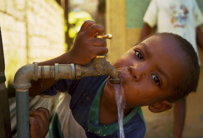 Niño bebiendo agua