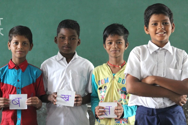 Raj Kumar’s students hold flash cards forming the Hindi word for “time.”