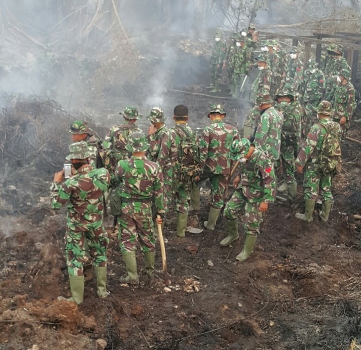 The Indonesian military battles peatland fires.
