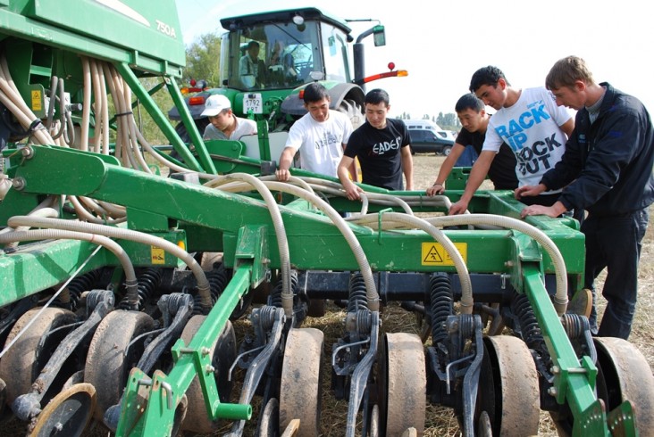 В День поля, организованный Кыргызским проектом снабжения и развития агробизнеса (KAED), студенты Кыргызского Национального Агра