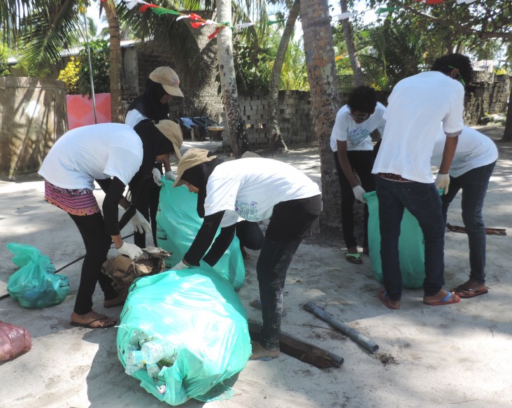 A beach cleanup drive in Manthiveri conducted during the Marine Day festival