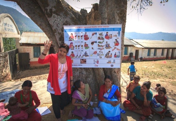 A Suaahara trainer teaches “1,000 days” mothers about the importance of healthy nutritional behavior.