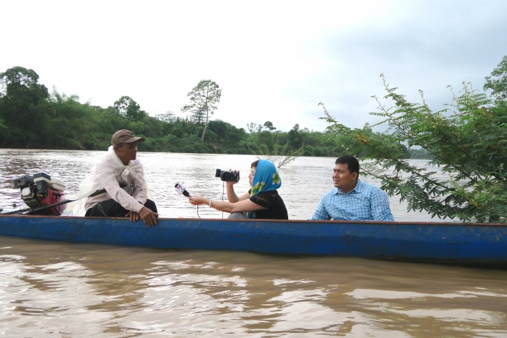 A Mekong Matters journalist from Vietnam interviews a boat driver concerned about the impact of dams in Cambodia.