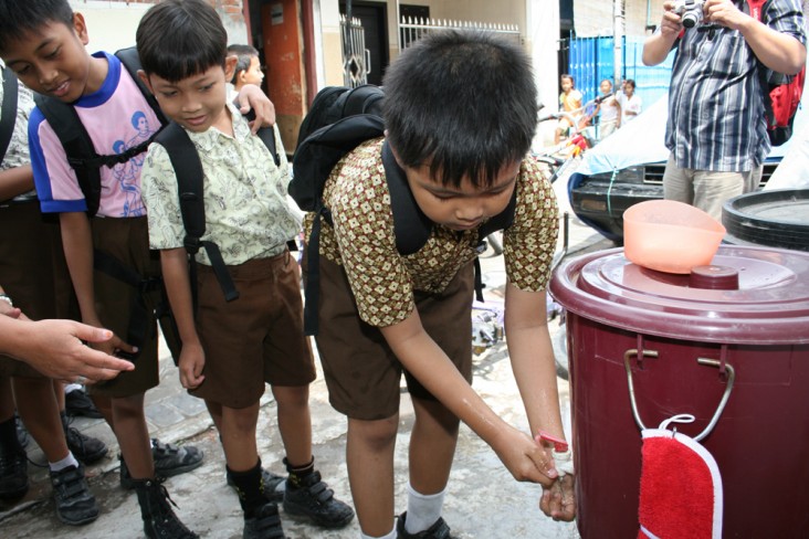 Indonesian children wash their hands to stay healthy.