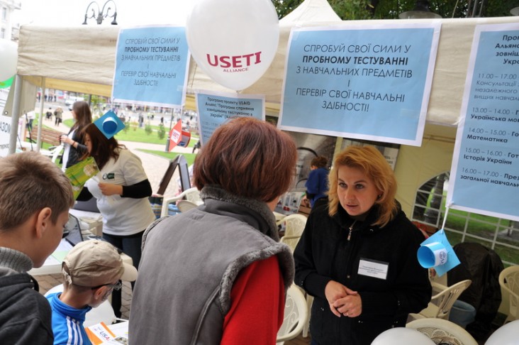 A USETI Alliance representative consults prospective students on testing.
