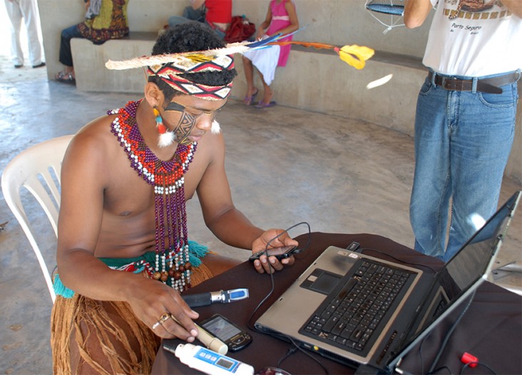 In Brazil, a member of the Pataxó indigenous group learns to use a mobile device through the Fishing with 3G Nets program.