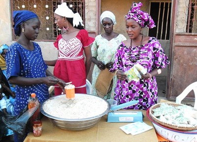USAID Community Nutrition Volunteer Raky Mamadou Niane (right), Ramata Bocoum (left) and the women of Jab Gollade.