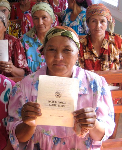 Thanks to the efforts of the Legal Aid Center Saodat, USAID assisted 100 women in Spitamen, Tajikistan, to get certificates for 