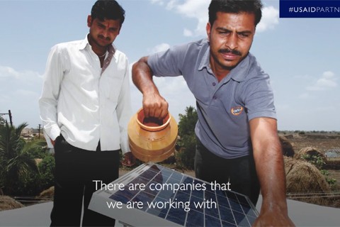 Video screenshot image: Men working in India