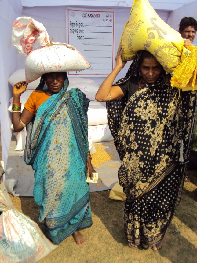Women receive supplies at a USAID/OFDA-funded seed fair in Odisha State, India. 