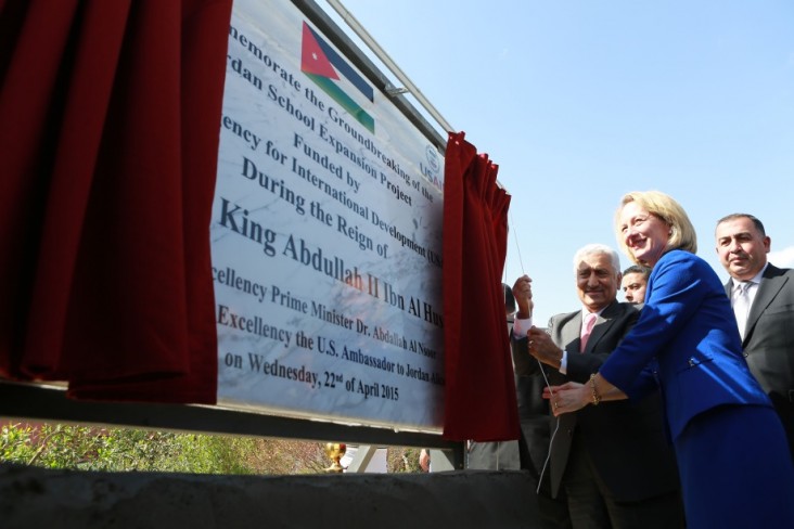US Ambassador Alice G. Wells and H.E. Prime Minister Dr. Abdullah Al Nsoor unveil the plaque commemorating the groundbreaking fo