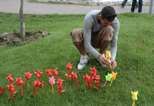 Аутрич-работники создают мемориал в память об умерших от СПИДа в Казахстане.