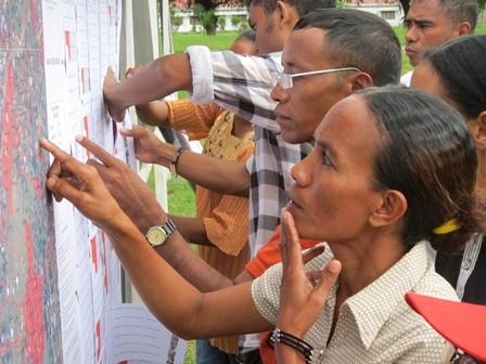 Residents of Los Paulos in Timor-Leste verify land claims as part of the community validation process necessary for certificatio