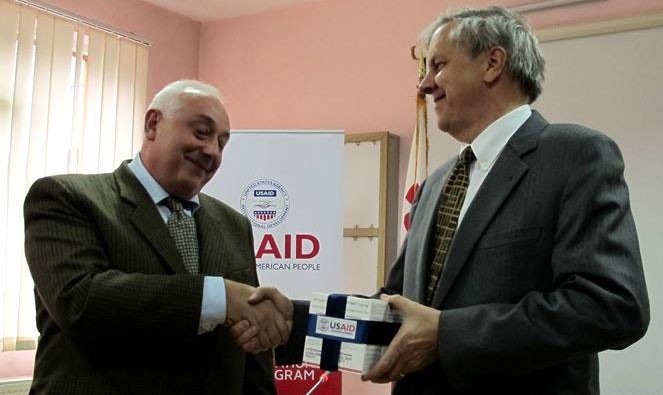 Ian Kelly (right), hands over the 1st shipment of bedaquiline for TB patients in Georgia to Zaza Avaliani.