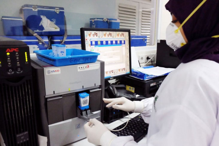 Laboratory technician in Indonesia uses GeneXpert to test sputum sample for drug-resistance