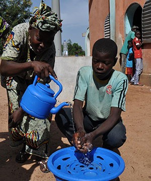 A community health volunteer provides instruction on handwashing in Kita, Mali. 