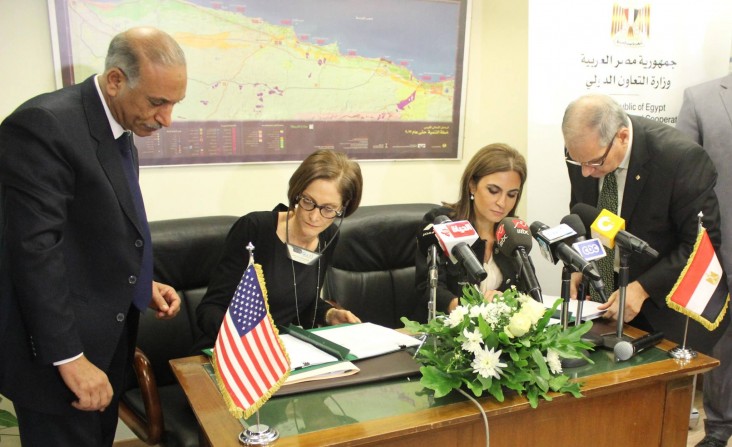 USAID Mission Director Sherry F. Carlin and Ministry of International Cooperation Sahar Nasr sign a bilateral agreement.