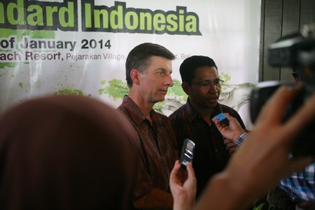 USAID Indonesia Mission Director Andrew Sisson (left) answers questions by journalists. 