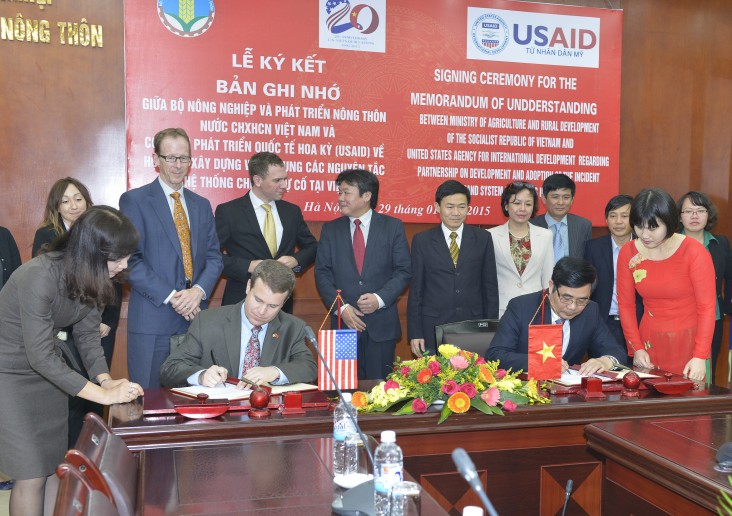 Phó Giám đốc khu vực châu Á của USAID Jason Foley và Bộ trưởng NN&PTNT Cao Đức Phát ký bản ghi nhớ.