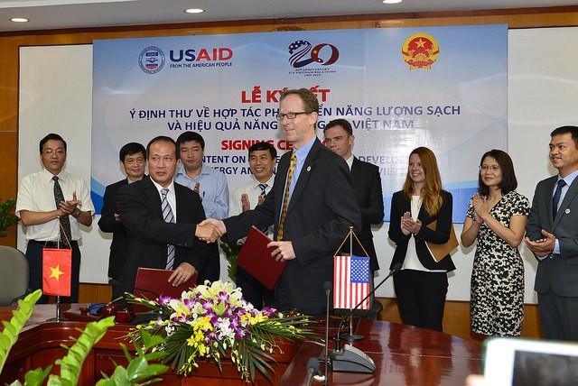 USAID Mission Director Joakim Parker (right) and Vietnam's Vice Minister of Industry and Trade Cao Quoc Hung at the signing even