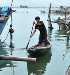 Các làng chài ven biển miền trung Việt Nam phải đối mặt với nhiều rủi ro thiên tai do bão lụt.