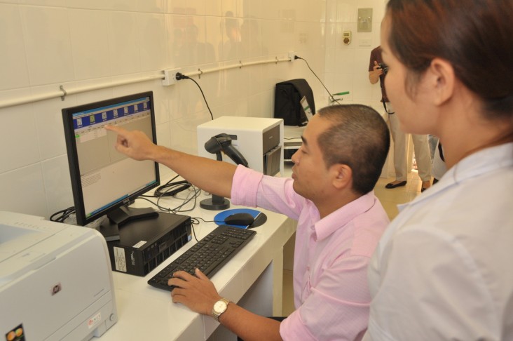 Laboratory technicians in Dien Bien learn how to use the Xpert system.