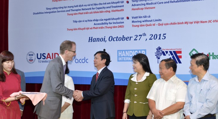 Giám đốc USAID Việt Nam Joakim Parker và Thứ trưởng Bộ LĐ-TBXH Nguyễn Trọng đàm bắt tay tại lễ giới thiệu dự án.