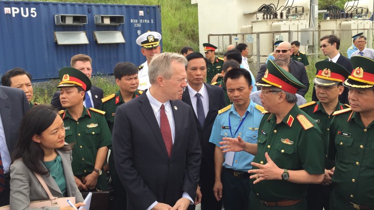 Đại sứ Hoa Kỳ Ted Osius và Thượng tướng Nguyễn Chí Vịnh, Thứ trưởng Bộ Quốc phòng Việt Nam, thăm hiện trường dự án.