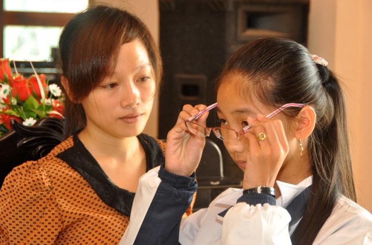 Chương trình chăm sóc mắt cho học sinh được thực hiện trước đó tại Kon Tum do USAID hỗ trợ.