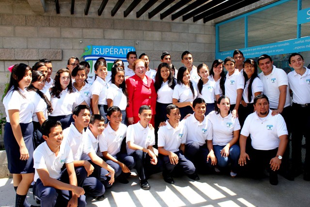 Cientos de jóvenes salvadoreños se han beneficiado del Programa ¡Supérate! 