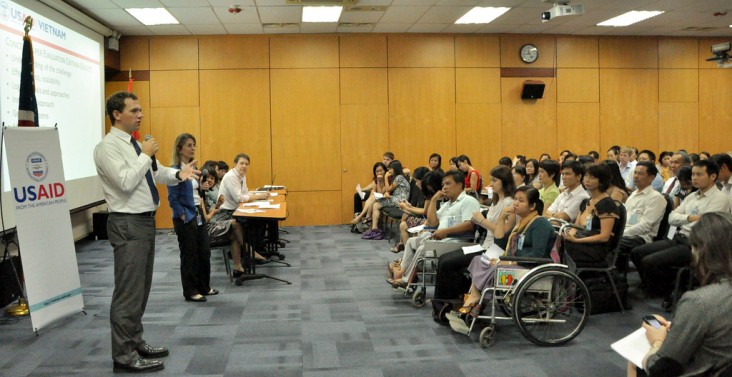 Cán bộ của USAID gặp gỡ đại diện các tổ chức phát triển tại Hà Nội.